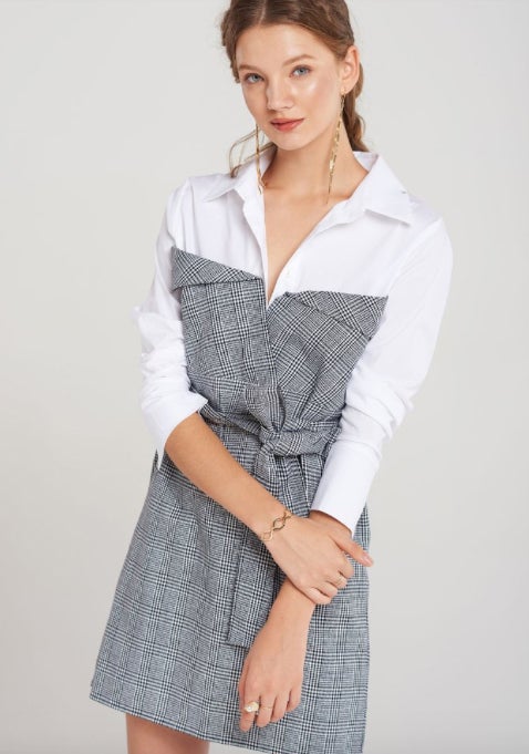 Vestido de cuadros con camisa blanca de Storets: 84,96 euros.