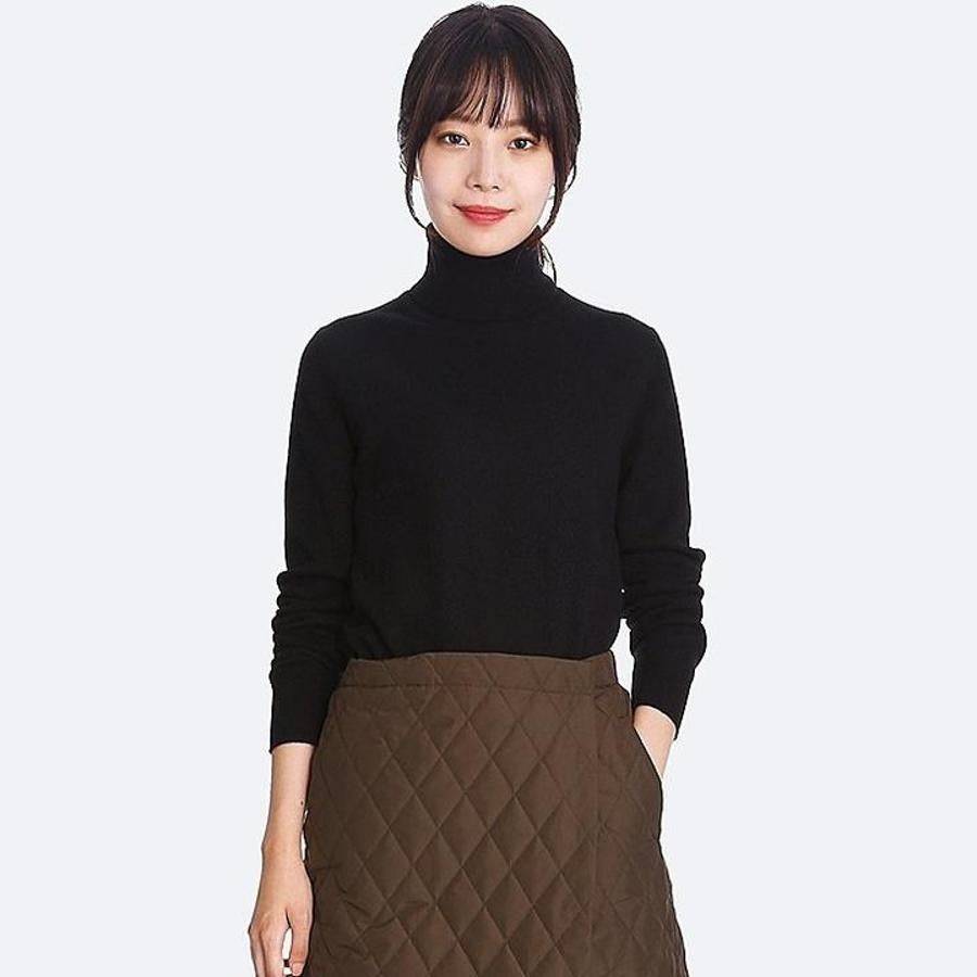 La cachemira de Uniqlo tiene reputación de ofrecer una gran calidad a un precio muy ajustado. El jersey de diseño más clásico, con cuello redondo y patrón ajustado al cuerpo, tiene una suavidad extraordinaria (79,90 euros).