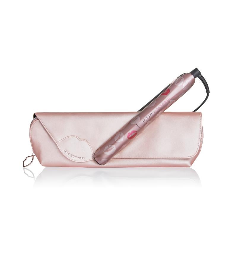 La tecnología de esta herramienta de peinado proporciona un cabello más brillante, más pulido, y de aspecto más sano. Se donarán 10 € por cada unidad de ‘styler’a la investigación.  Plancha capilar Pink Ghd Gold by Lulu Ginness  (209 €).