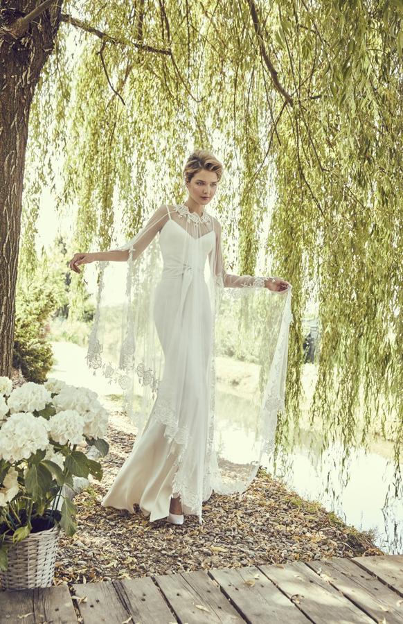 Nos encanta este 'slip dress' de novia de Elisabetta Polignano, con capa de tul bordada.