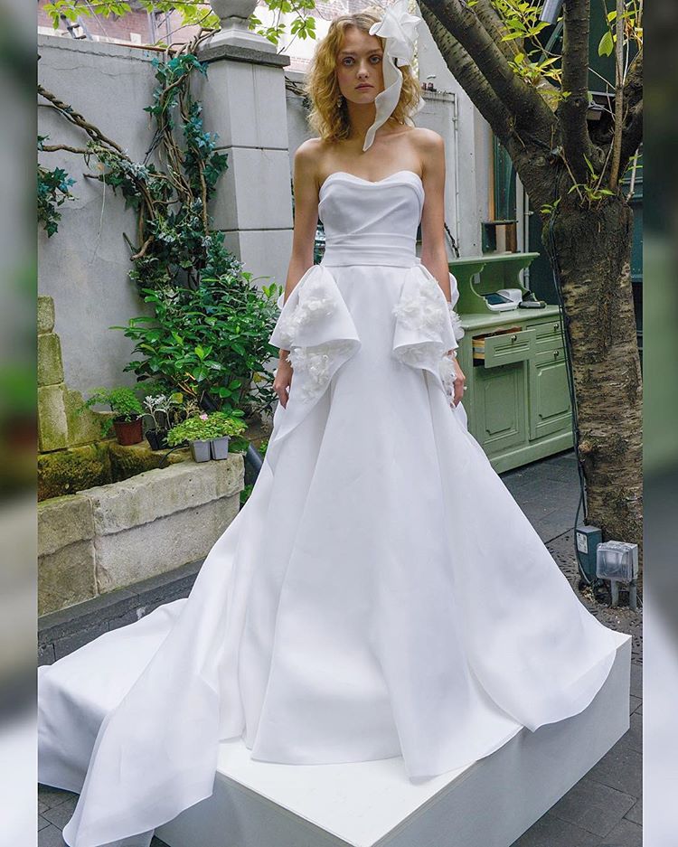 Marchesa apuesta por los maxi volúmenes y los vestidos de novia que parecen sacados de la alfombra roja.