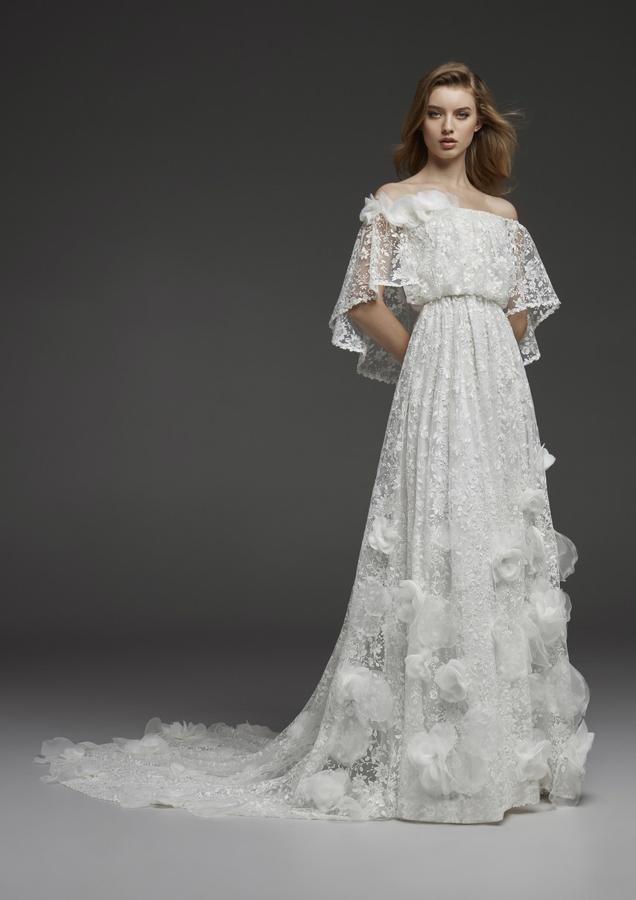 Vestido de novia de inspiración 'boho' con escote 'off the shoulders', de Pronovias Atelier.