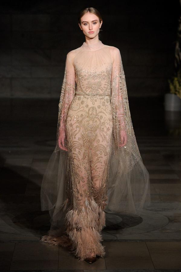 Impresionante vestido joya en color champagne de Reem Acra, que parece sacado de una sofisticada alfombra roja.