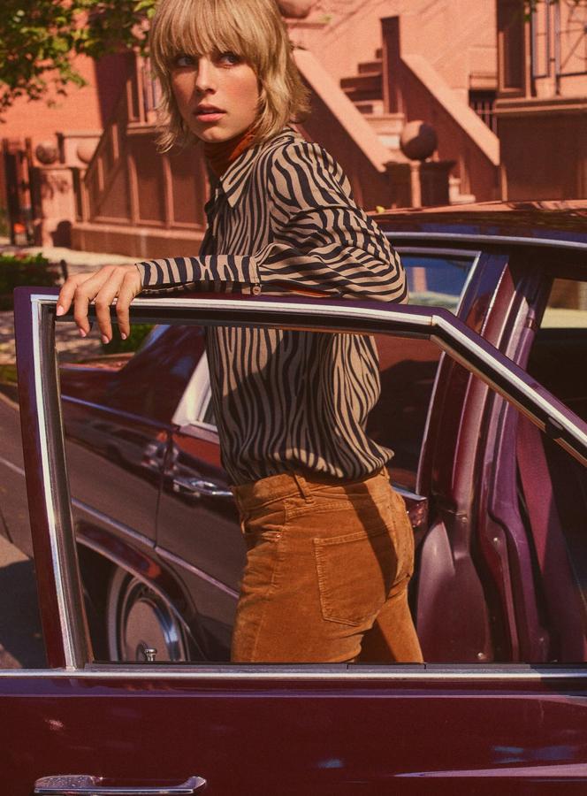 Gracias a Zara y a sus propuestas años '70 hemos descubierto que el 'animal print' y la pana serán complementos perfectos este otoño. La blusa de cebra cuesta 39.95 euros, y los pantalones, 29.95.