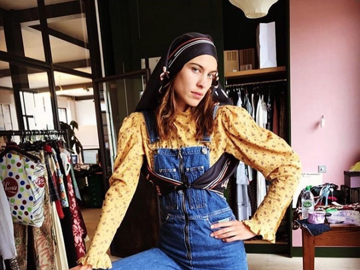 Fotos: Alexa Chung nos inspira el mejor look con peto vaquero