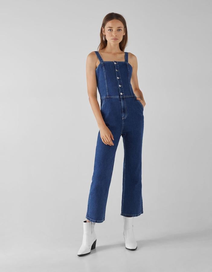 En cuestión de petos, tenemos dos opciones: buscar un diseño innovador o tirarnos a lo conocido. En cualquier caso, mejor elegir uno que no sea oversize ni boyfriend, sino ajustado al cuerpo. Este de Bershka (35,99 euros) tiene un aire retro fantástico.