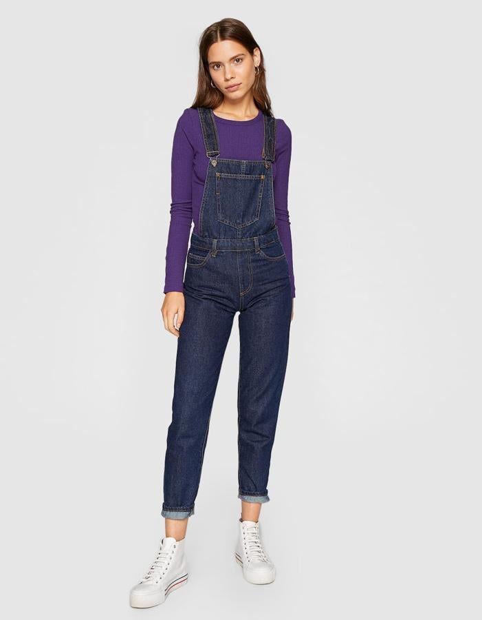 Stradivarius tiene este peto con el diseño clásico y un denim oscuro que no es fácil de encontrar (25,99 euros).