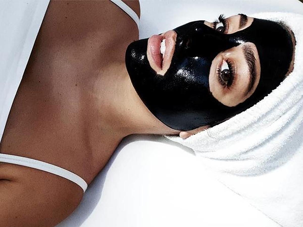 Y tiene la suerte de estar monísima hasta con una mascarilla negra de carbón en la cara.