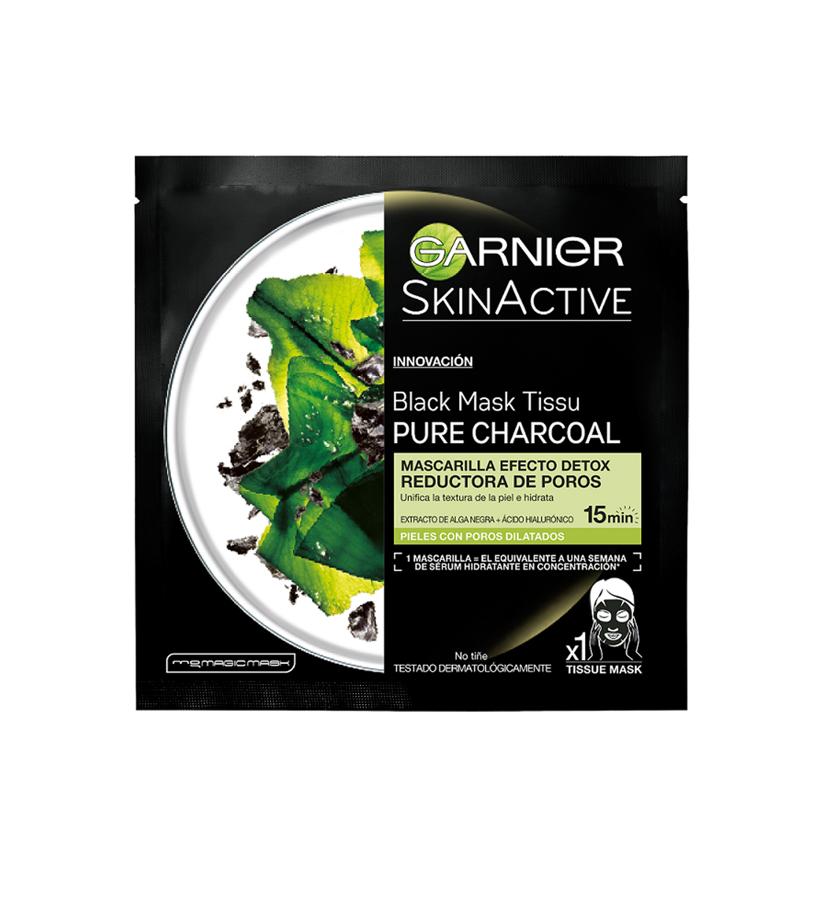 Contiene carbón, que purifica e hidrata la piel y alga negra procedente del Mar Báltico que es conocida por refinar la piel, ayudando así a reducir los poros. Los resultados son visibles tras una solapalicación de 15 minutos.  Mascarilla Pure Charcoal Skin Active de Garnier  (2,50 €).