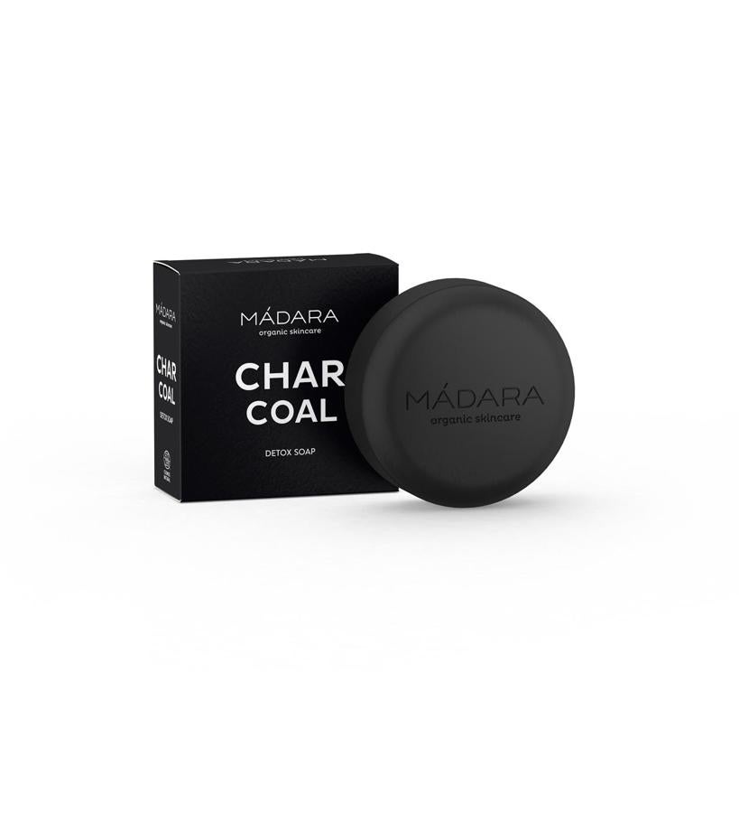 Combina la eficacia del carbón vegetal, que extrae las toxinas y elimina las impurezas para limpiar la piel en profundidad, con la sensorialidad de su aroma. Este contiene notas de raíz de orris y pino, que te trasladan a un bosque frondoso.  Charcoal Detox Soap de Mádara  (9,50 €).