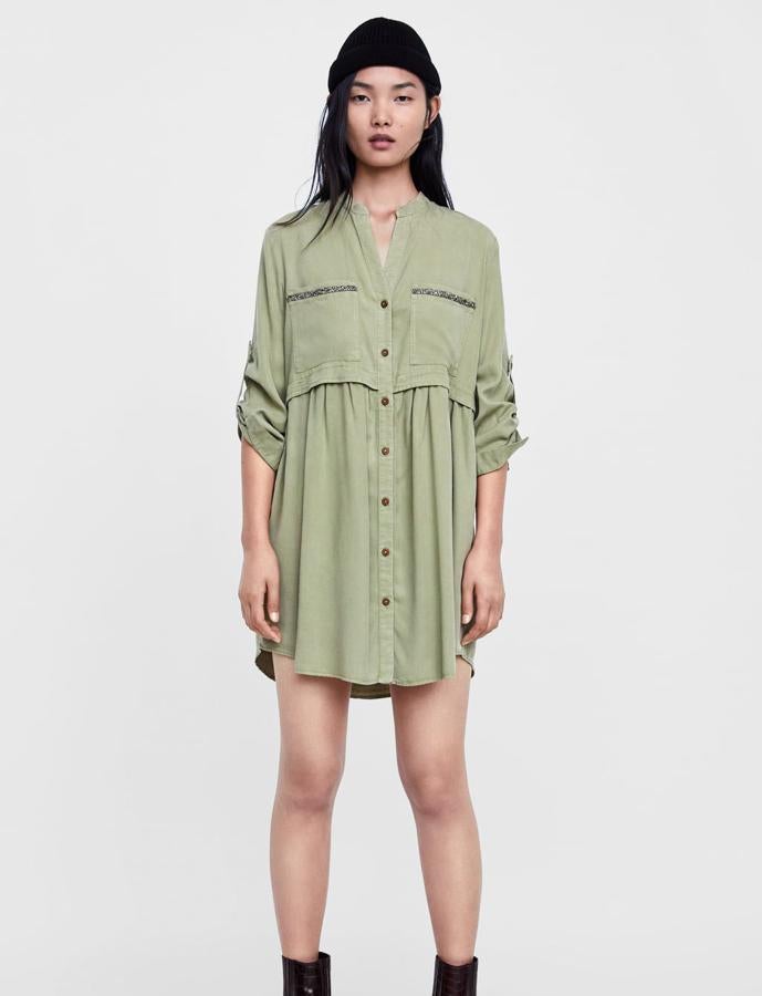 Vestido camisero con abalorios en color khaki y con cuello mandarín, 29,95 euros.