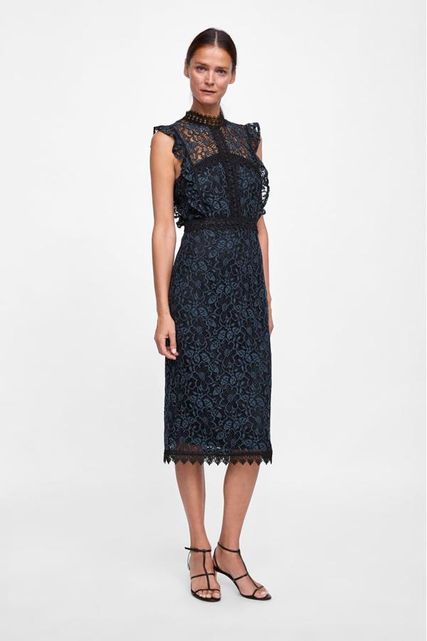 Vestido de encaje con detalle de volante vertical en la parte frontal y manga sisa, 39,95 euros.