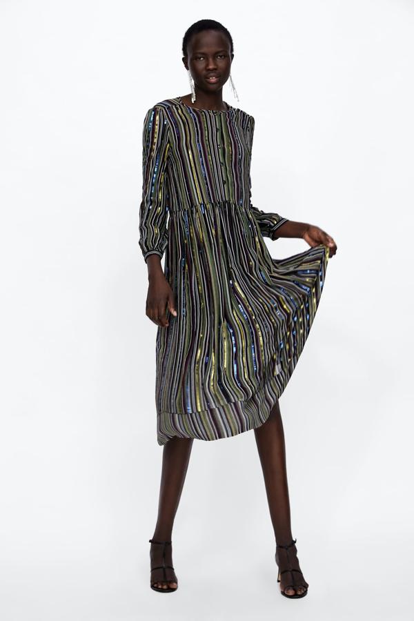 Vestido de rayas con lentejuelas, 49,99 euros.