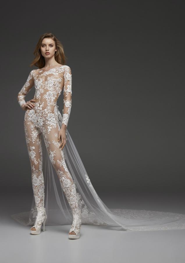 De hecho, este mono de encaje transparente con cola incorporada de la nueva colección Atelier de Pronovias es prácticamente  igual al que llevó el año pasado Cristina Pedroche  en las campandas de Nochevieja.