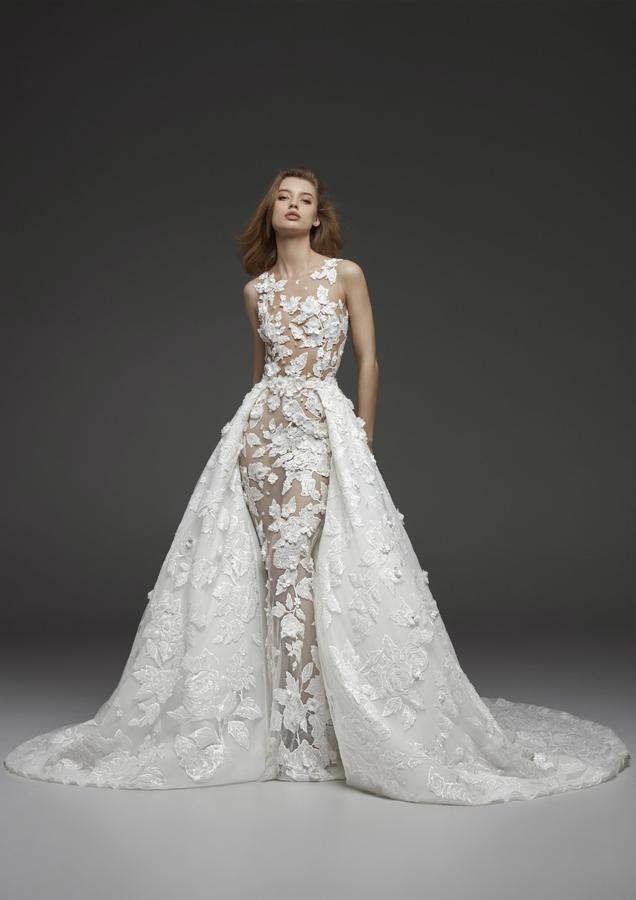 No sabemos si este año Cristina Pedroche irá de blanco en las campanadas de Nochevieja, pero nos la podemos imaginar con cualquiera de estos diseños de la nueva colección de Pronovias Atelier que se ha presentado en Nueva York.