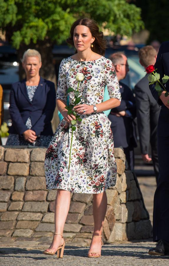Este conjunto de top y falda con estampado floral de Erdem nos parece una idea estupenda para el look de invitada de Kate Middleton.