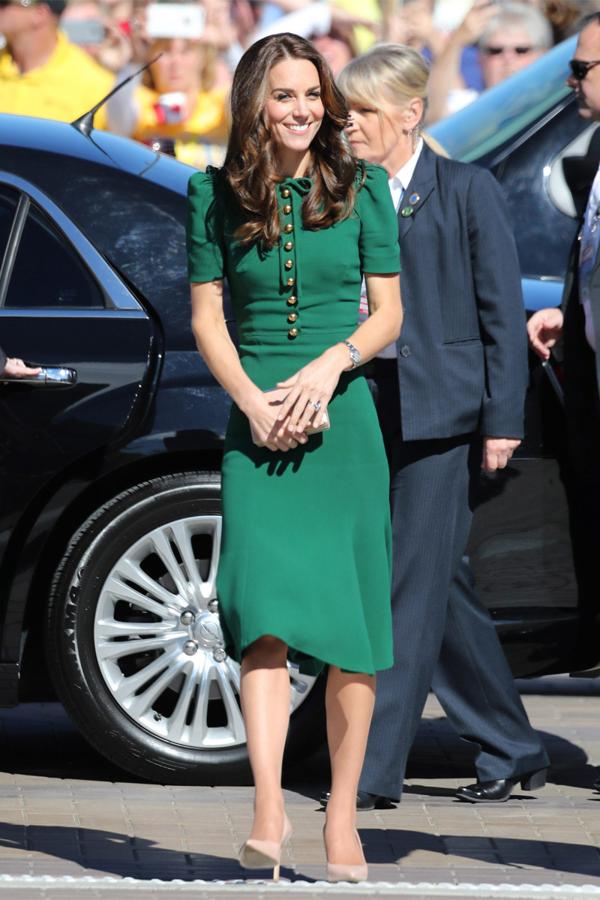 Y este vestidazo de Dolce&Gabbana, con un gran tocado, sería un look perfecto para Kate Middleton en la boda de Eugenia de York.
