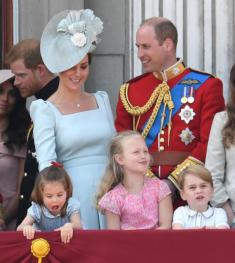 Kate Middleton y su vestido azul bebé, con hombros marcados y escote cuadrado, de Alexander McQueen.