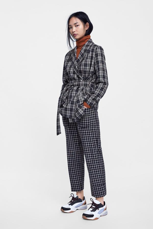 En blanco y negro, fluida y con cinturón (39,95 euros). Si te atreves, la mezcla de cuadros queda así de bonita.