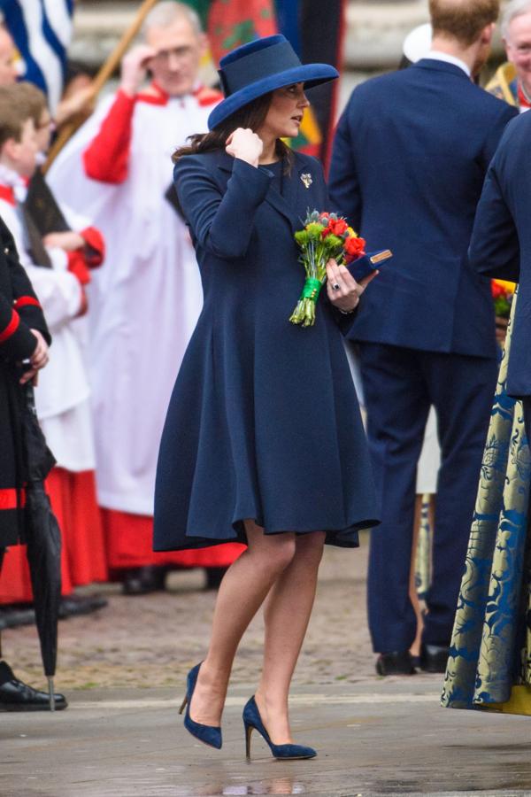 Kate Middleton, con conjunto de abrigo y vestido azul 'navy' de Beulah London.