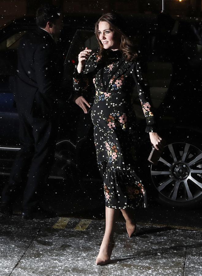 Kate Middleton con vestido de largo midi y con estampado floral, de Leith x Orla Kiely.