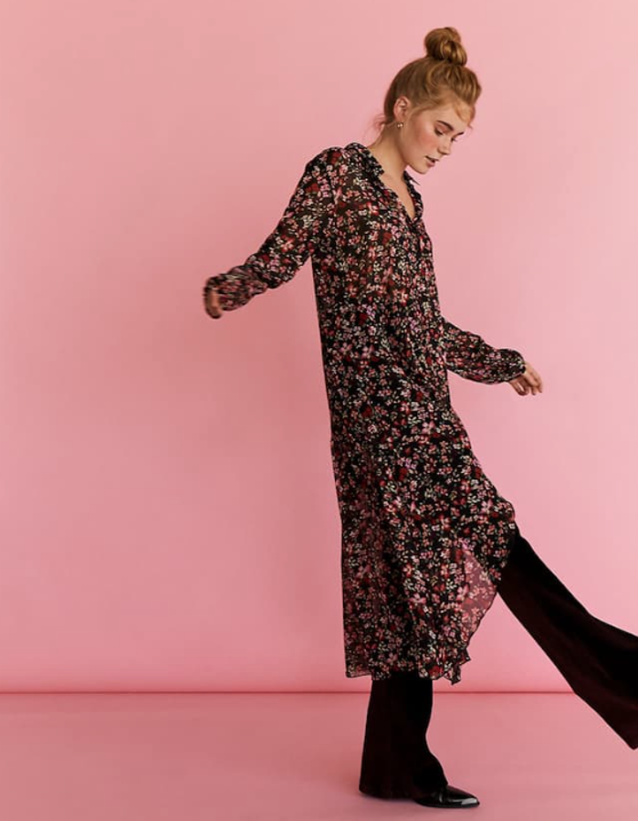 Las flores son especialidad de Stradivarius y este es uno de los looks que más nos convencen por su versatilidad para pasar del día a la noche: casaca larga de flores (25,99 euros) y pantalón flare (19,99 euros).