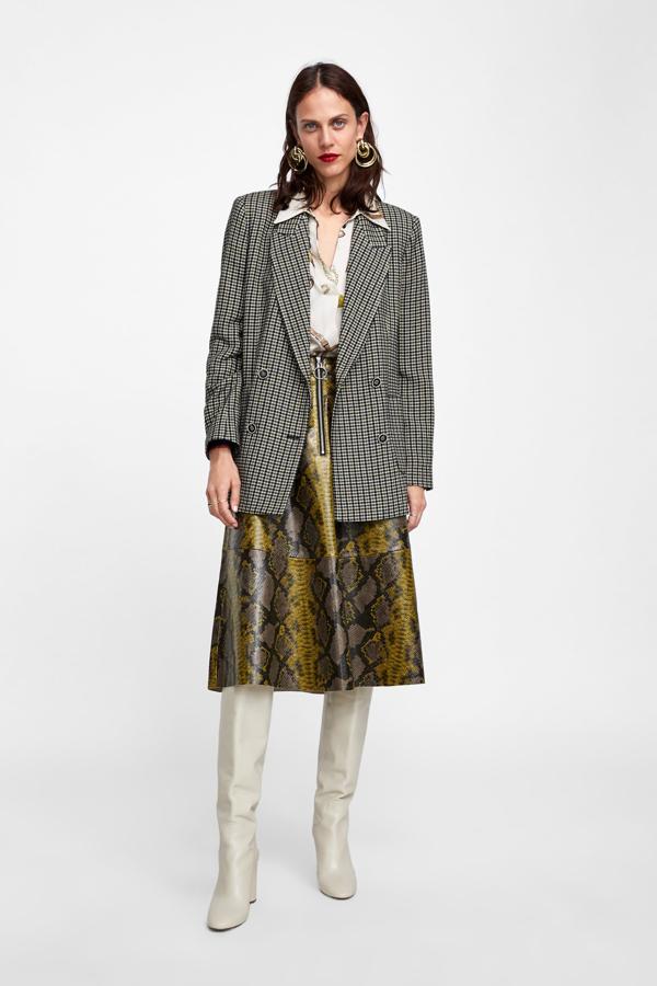 Este look de mezcla de prints es una de las mejores ideas del lookbook de Zara (59,95 euros).