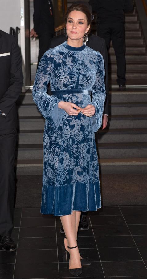 Nos encanta este vestido midi de Kate Middleton en terciopelo azul con estampado de flores de Erdem.