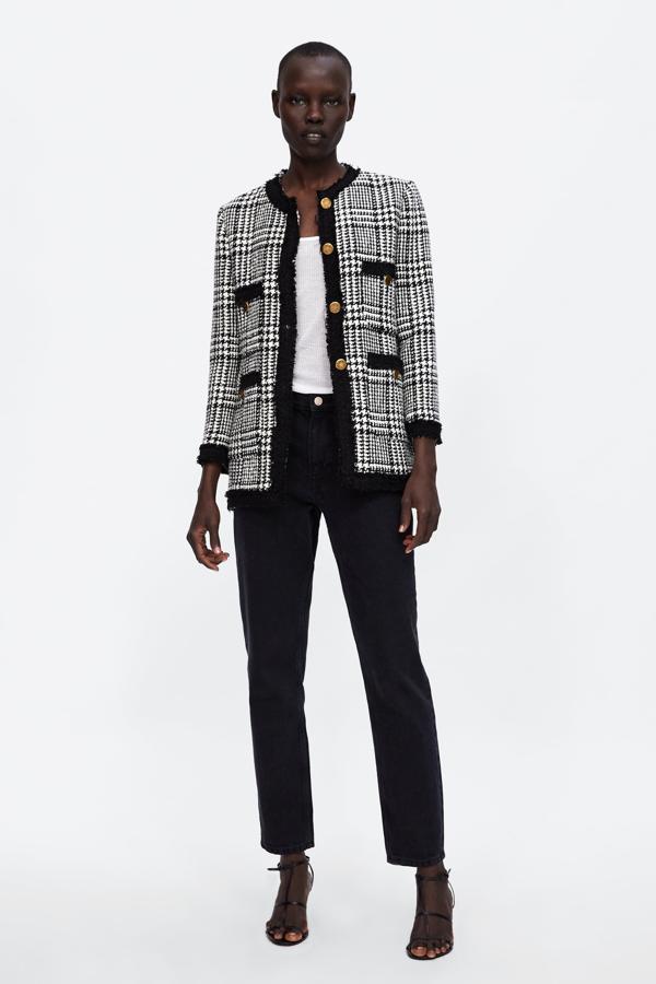 De tweed, en blanco y negro, con botones dorados (79,95 euros).