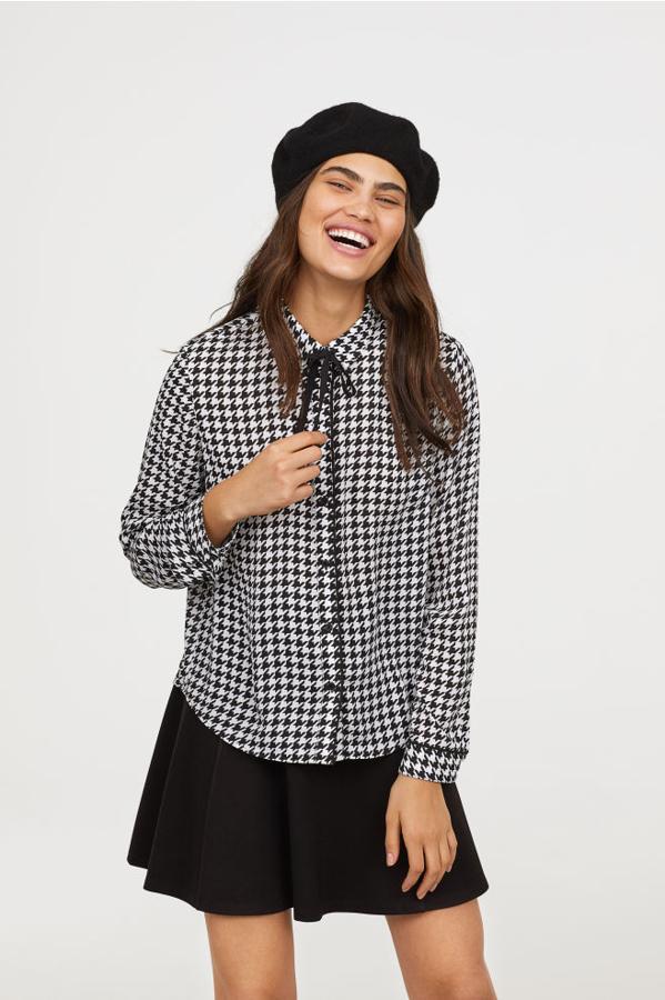 Blusa con estampado de pata de gallo y con detalle de lazo, 19,99 euros.