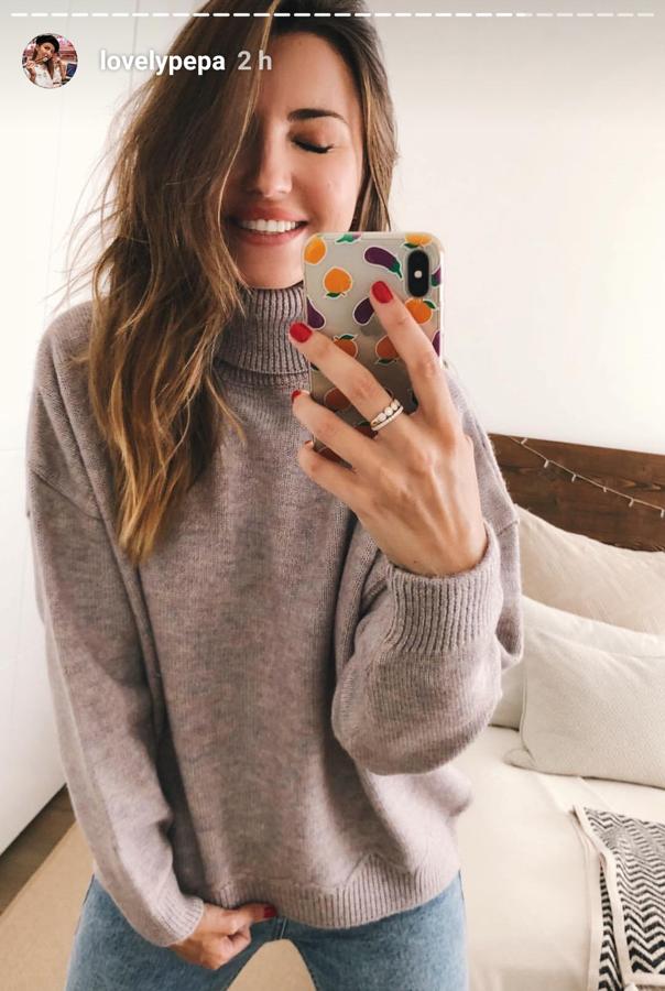 Jersey con textura suave, cuello alto y mangas largas en color lila, 129 euros.