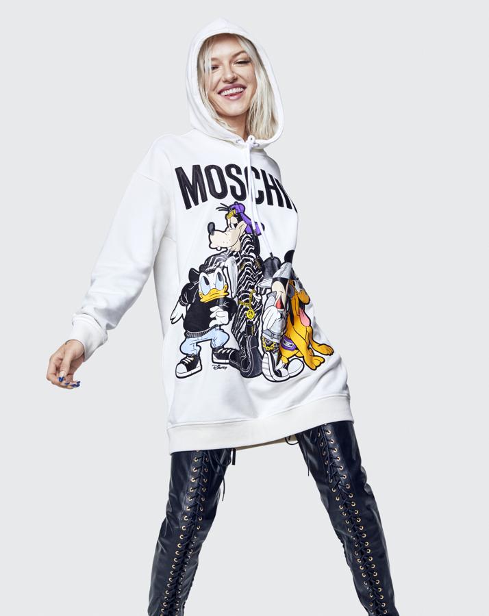 La sudadera 'oversize' de Mickey y sus amigos de MoschinoxH&M cuesta 79.99 euros.