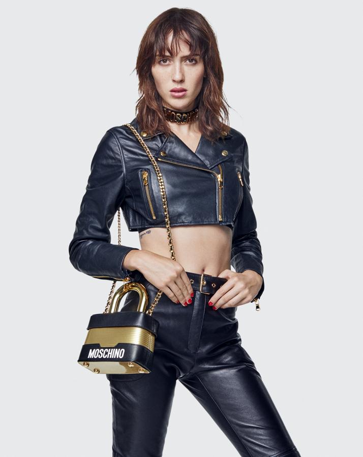 La biker 'cropped¡ ciesya 299 euros, y los pantalones de cuero, 249 euros.