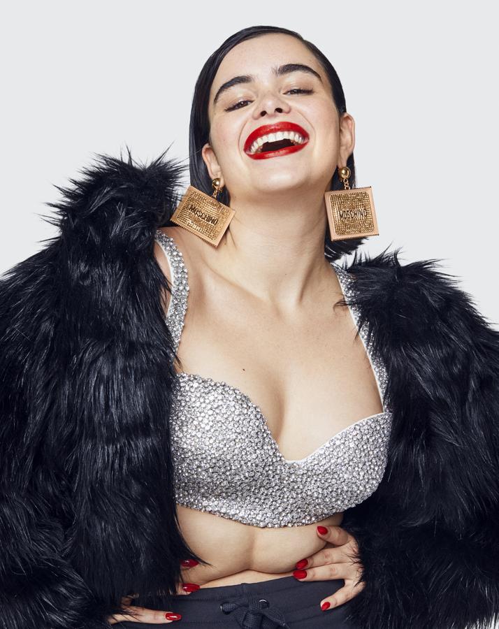 El sujetador joya de MoschinoxH&M cuesta 149 euros, el abrigo de pelo, 199 euros, y los pendientes, 49.99 euros.