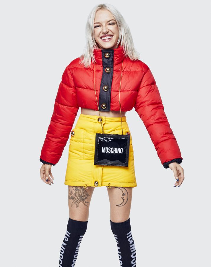 El plumas 'crop top' rojo de MoschinoxH&M cuesta 149 euros, la minifalda, 79.99, el 'bolso preservativo' 99 euros, y los calcetines largos, 19.99 euros.