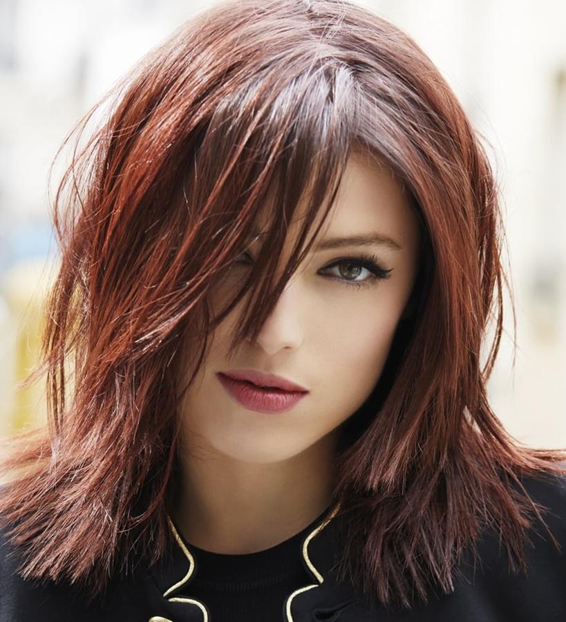 Colección: Street Squad. El tono burgundy destaca en una media melena lisa peinada con flequillo largo ladeado.