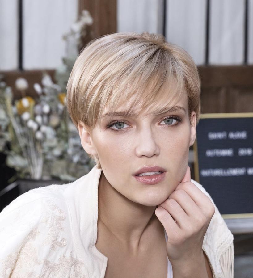 Colección: Naturellement Moi. Ultra natural rubio platino con raíz más oscuro, peinado en liso con gran flequillo.ue