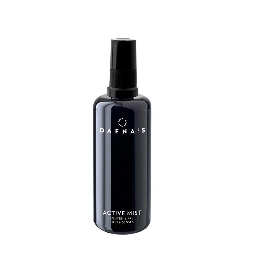 Si lo que buscas es un resultado instantáneo, sin necesidad de emplear demasiado tiempo frente al espejo, la bruma facial iluminadora será tu aliada. Rocíala sobre tu rostro, una vez estés maquillada, y notarás que tu piel se refresca de inmediato y este gesto, además, hará que tu maquillaje aguante más y esté más luminoso.  Active Mist de Dafna’s para Ikons Gallery  (42 €).