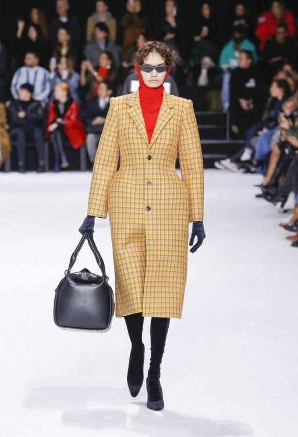 Y este abrigo vestido de Balenciaga sería arriesgado, pero perfecto.