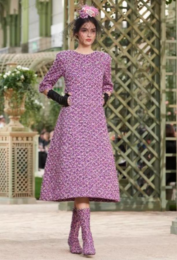 ¿Y si apuesta por Chanel? Nos quedamos con este vestidazo midi de tweed en color malva.