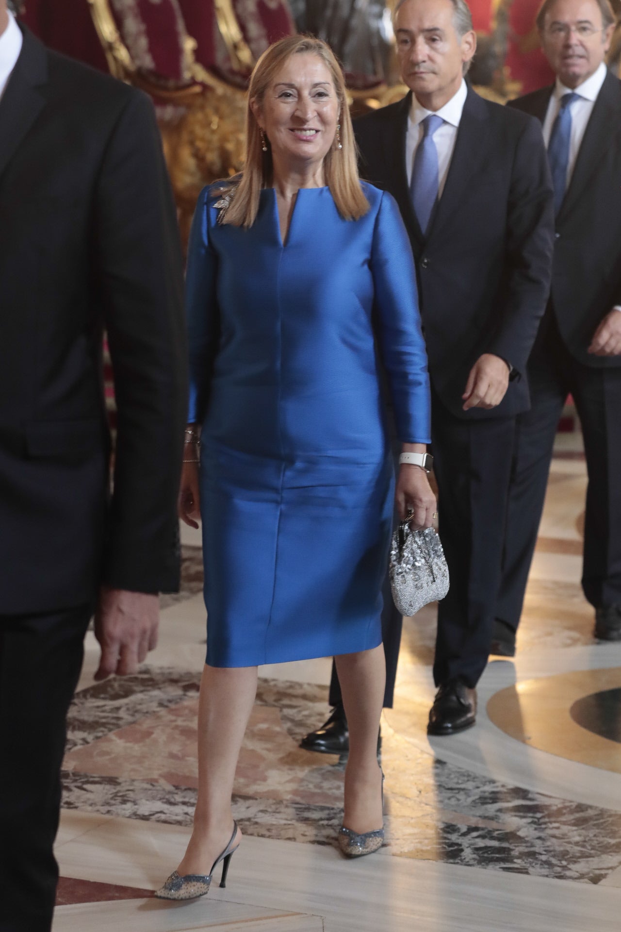 Ana Pastor ha sido una de nuestras favoritas con su vestido azulón con broche plateado en el hombro derecho.