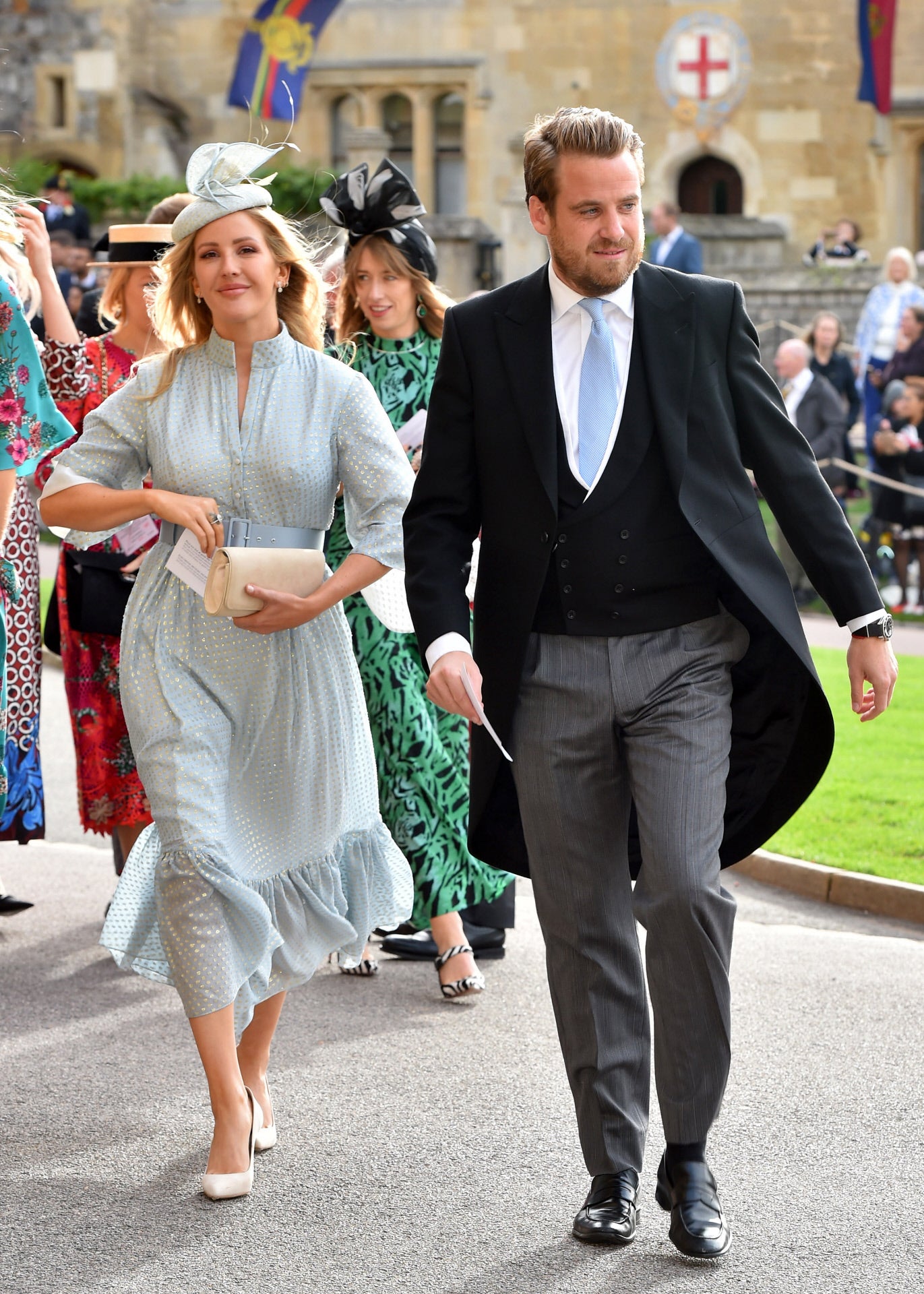 La famosa cantante Ellie Goulding no ha querido perderse la ceremonia y ha sido una de las últimas invitadas en acudir a la capilla de San Jorge. Con un vestido midi en color azul pastel con volante que ha acompañdo con un cinturón del mismo color.