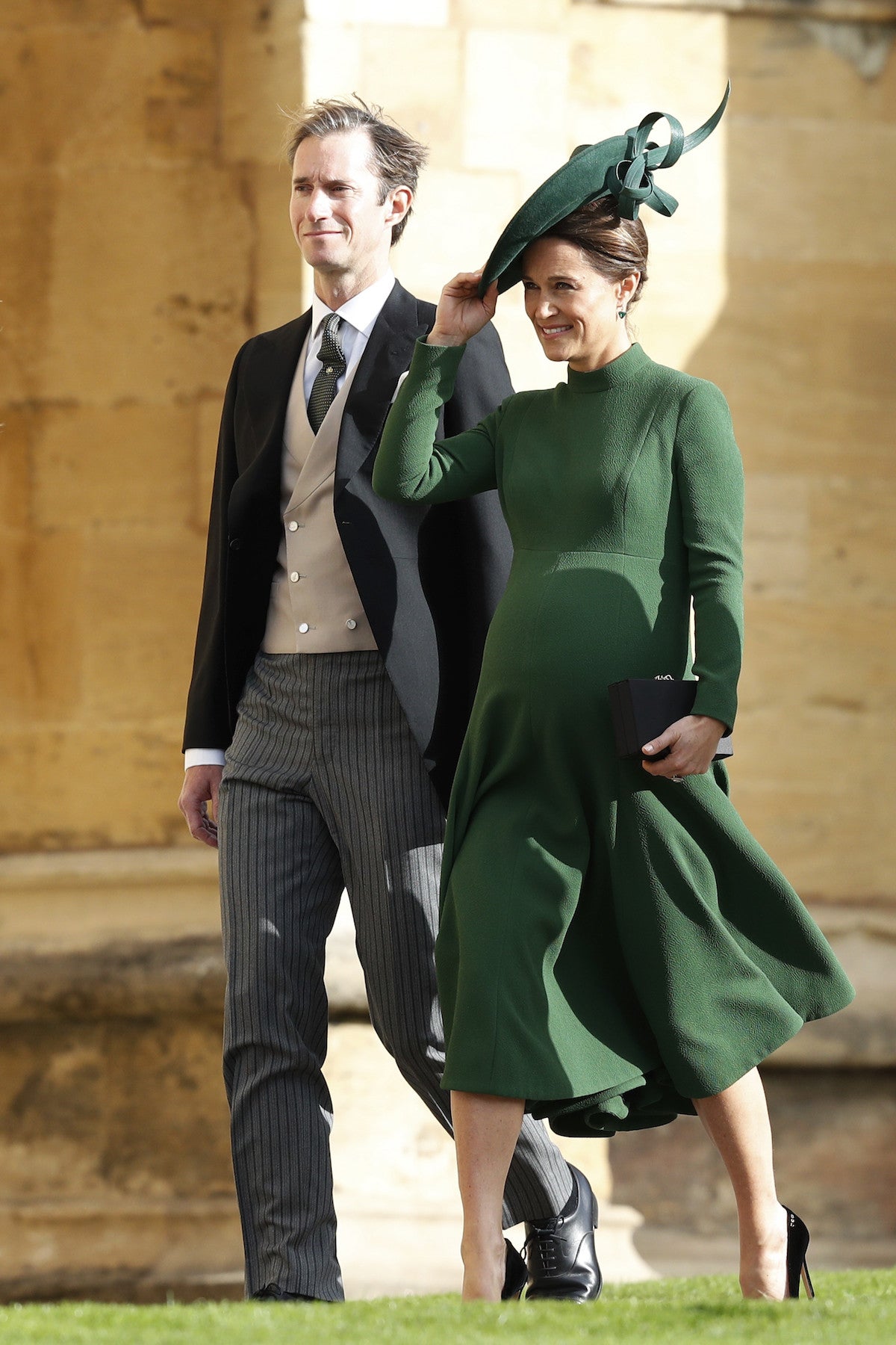 La hermana de Kate Middleton ha vuelto a parecer con barriguita y con un vestido midi color verde oscuro.