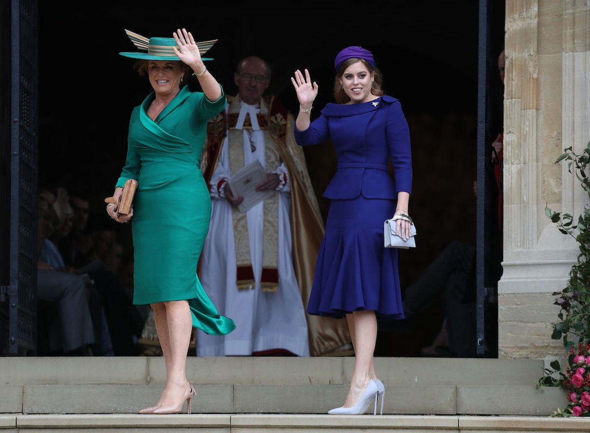 Sarah Ferguson ha apostado por el color verde en la boda de su hija mientras que Beatriz prefería este conjunto de Ralph & Russo. Madre e hija han saludado felices a los allí presentes.