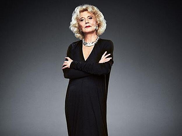 La actriz lleva vestido de punto Rick Owens para My Theresa, collar y pendientes de OSB Vintage, zapatos de Manolo Blahnik y medias de Dim.