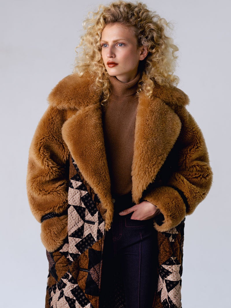 Jersey de cuello vuelto, de Intropia. Abrigo y vaqueros de Coach.