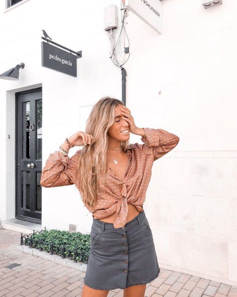 Aunque el look pueda parecer veraniego, lo cierto es que una falda vaquera con una blusa es un modelito que cualquiera llevamos a lo largo de la temporada, y Claudia Parras ha sabido llevar los colores del otoño a un look muy básico.