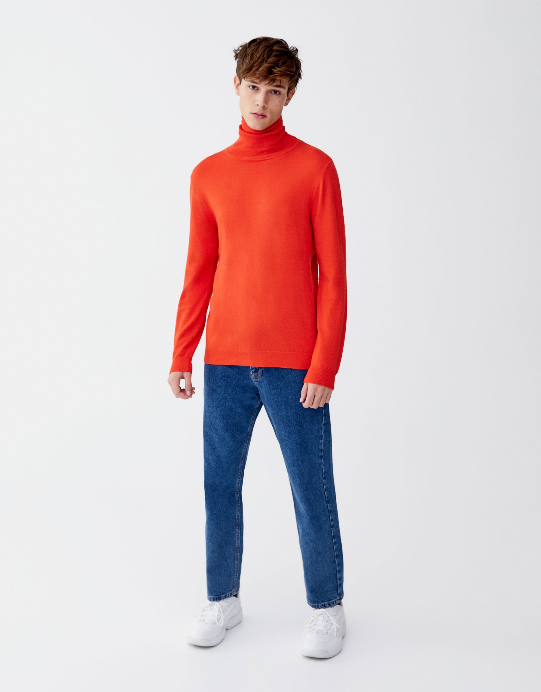 Jersey con cuello de cisne en color flúor de Pull & Bear: 15,99 euros.