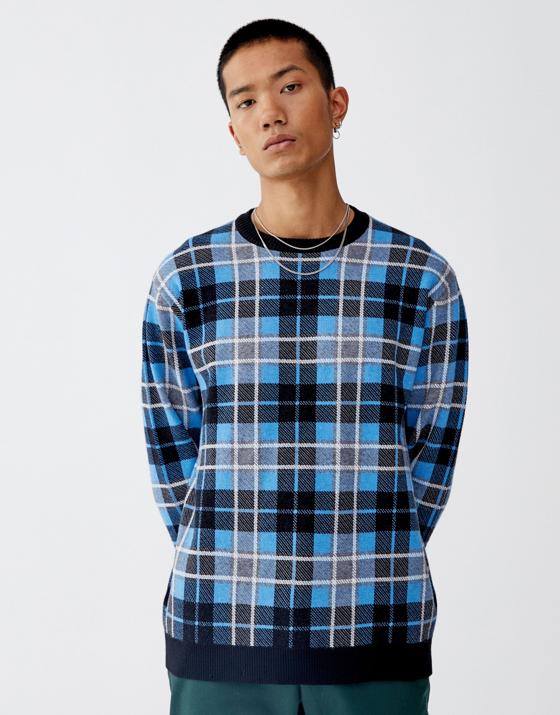 Jersey azul de cuadros de Pull & Bear: 25,99 euros.