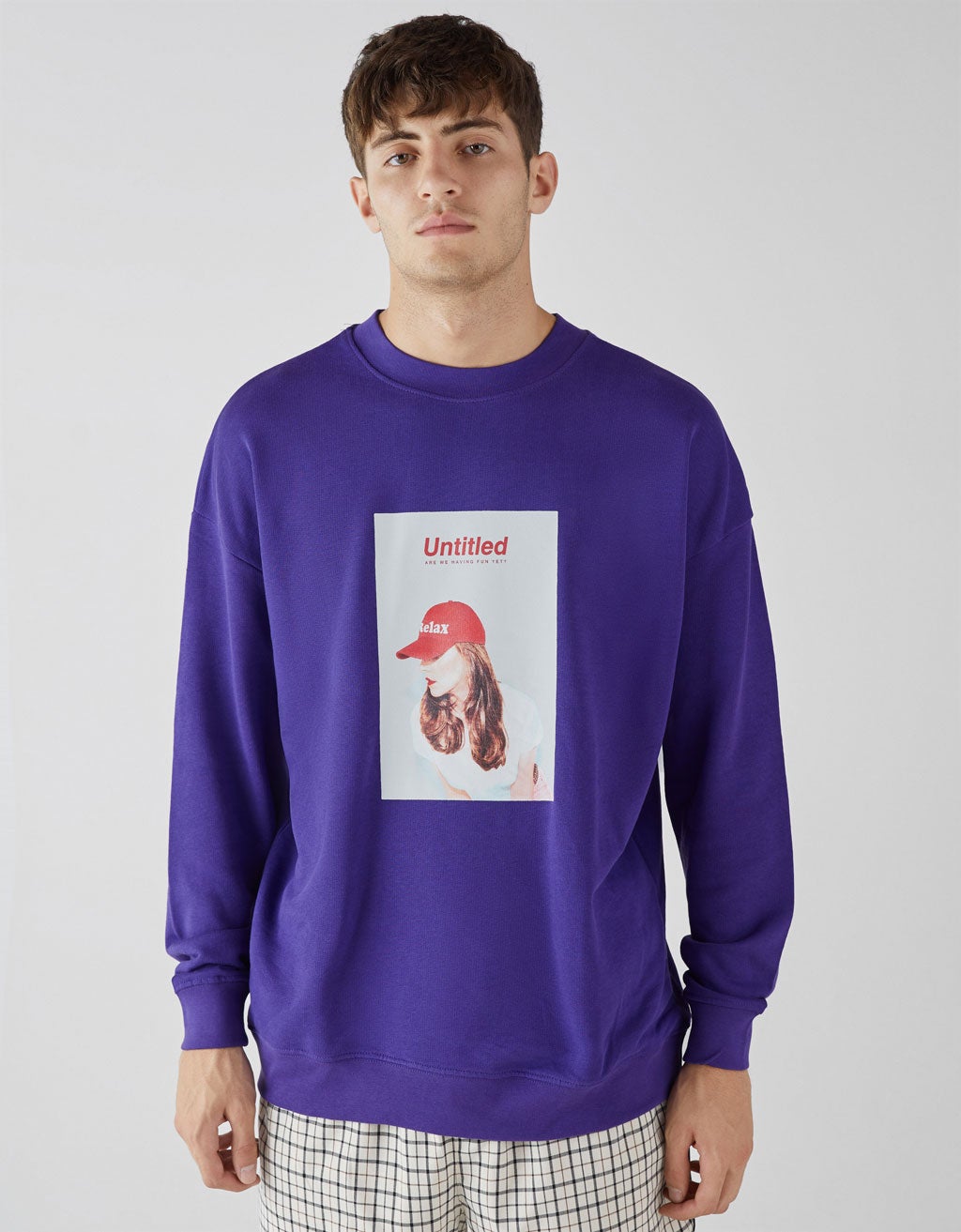 Sudadera morada con estampado: 19,99 euros en Bershka.